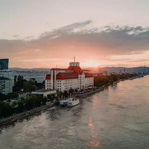 Hilton Waterfront Szálloda